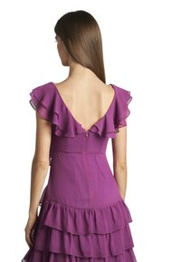 Lila Kleid mit gerafften Ärmeln und einem tiefen V-Ausschnitt. Mit gestuften Schichten und einem verdeckten Reißverschluss hinten. Strukturierter Stoff.