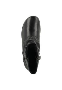 Bottine noire en cuir avec texture lisse, bout rond, boucles sur le côté et design doux, froncé autour de la cheville.