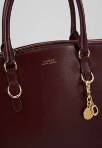 Lauren Ralph Lauren Axelremsväska - bordeaux