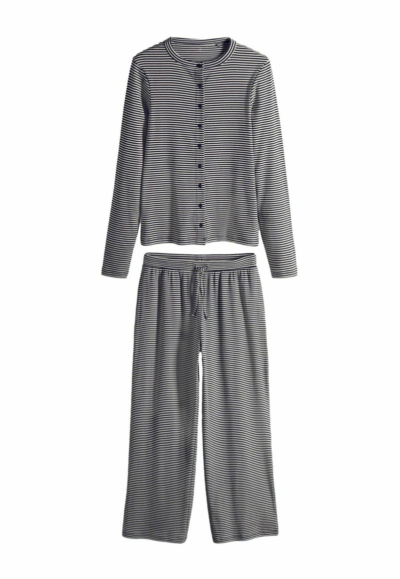 Conjunto de pijama a rayas que incluye una camisa de manga larga con botones y pantalones de pierna ancha con cintura elástica en colores azul marino y blanco. Textura de tela suave.