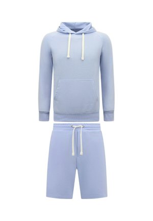 Lichtblauw casual set met een sweatshirt met lange mouwen en capuchon, voorzien van een zak aan de voorkant, en bijpassende shorts met trekkoord.