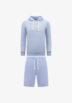 Lichtblauw casual set met een sweatshirt met lange mouwen en capuchon, voorzien van een zak aan de voorkant, en bijpassende shorts met trekkoord.