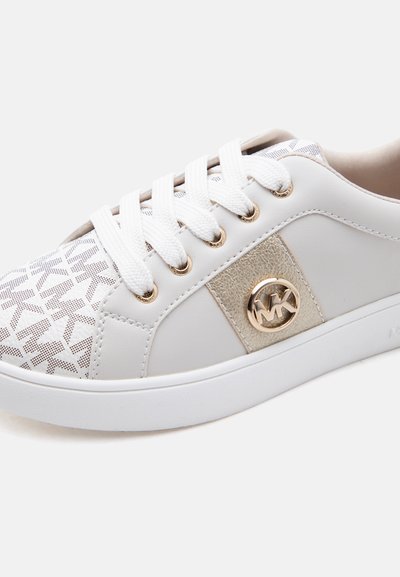 Λευκό χαμηλό αθλητικό παπούτσι με λευκά κορδόνια, χρυσά μεταλλικά κρικάκια, σχέδιο στο μπροστινό μέρος και χρυσό λογότυπο MK σε υφασμένη πλαϊνή επιφάνεια.