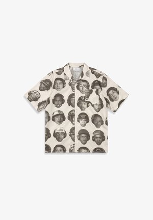 Camisa de botones de manga corta en tejido ligero con un estampado integral de diversos rostros en escala de grises, con un collar puntiagudo y un bolsillo en el pecho.