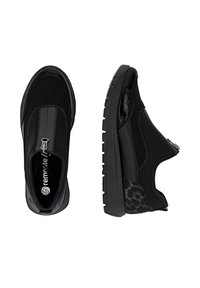 Chaussures noires sans lacets combinant des matériaux mats et brillants, avec une fermeture éclair et un motif léopard texturé sur le côté.