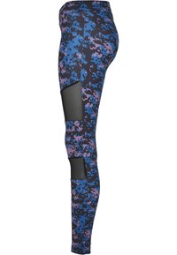 Leggings s digitalnim kamuflažnim uzorkom u plavoj i ljubičastoj boji na crnoj pozadini, s mrežastim panelima sa strane za ventilaciju.