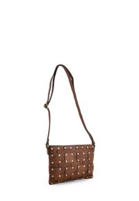 Braune Leder-Umhängetasche mit einem geflochtenen Design, das quadratische Ausschnitte und runde goldene Akzente aufweist. Verstellbarer Tragegurt inklusive.