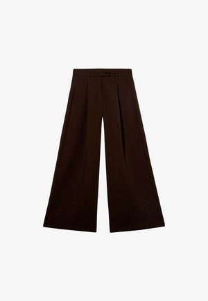 Pantalones de pierna ancha en tejido marrón oscuro, con cintura alta, diseño plisado y cierre frontal con botón. Textura suave con un ajuste a medida.