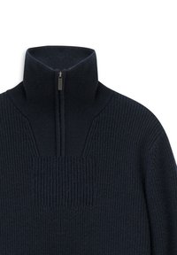 Dunkelblauer, gerippter Strickpullover mit hohem Kragen, ausgestattet mit einem halben Reißverschluss und auffälligen strukturierten Mustern auf der Brust und den Ärmeln.