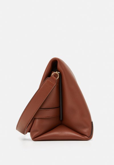 Victoria Beckham CHAIN POUCH - Håndtasker - russet