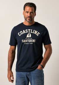 Námořnická modrá tričko s krátkým rukávem vyrobené z bavlny, s grafikou "COASTLINE SANTORINI" v krémové barvě, obsahující design plachetnice a volný střih.