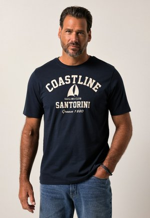 Camiseta de manga corta en azul marino, hecha de algodón, con un gráfico en crema que dice "COASTLINE SANTORINI", e incluye un diseño de velero y un ajuste relajado.