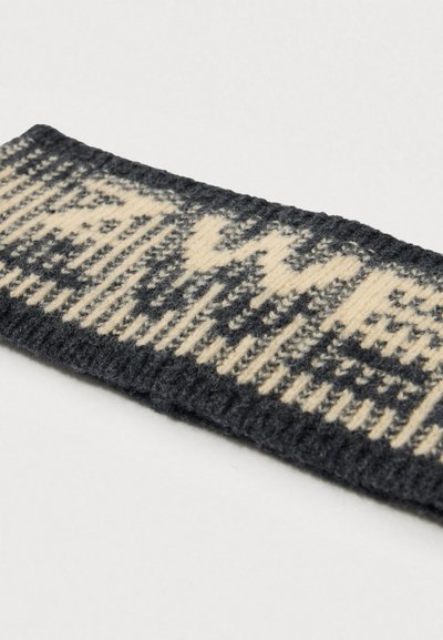 Bandeau tricoté en gris foncé avec un motif géométrique crème contrastant. Possède une texture douce et une forme arrondie pour un port confortable.