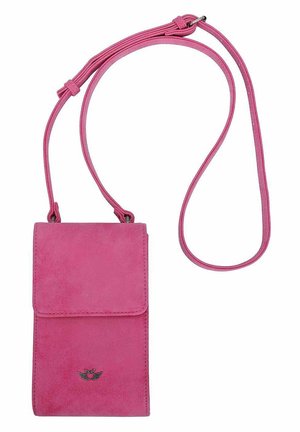 Piccola borsa a tracolla rettangolare rosa in suede con chiusura a pattina e tracolla regolabile, caratterizzata da un piccolo logo a forma di cuore con ali in metallo.