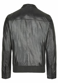 Schwarze Lederjacke mit glatter Textur, ausgestattet mit einem Kragen, geripptem Saum und minimalistischen Design. Die Rückansicht zeigt klare Linien und Nähte.