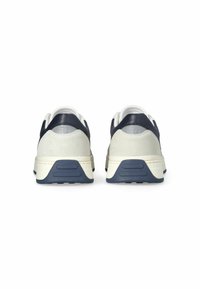 Sneakers in pelle bianca e blu navy con dettagli beige, un tallone in suede testurizzato e colletto imbottito. Presentano un logo e suola in gomma per una migliore aderenza.