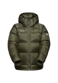 Groene geïsoleerde pufferjack met capuchon, frontale rits, elastische manchetten, Mammut-logo op de borst en arm tegen een witte achtergrond.