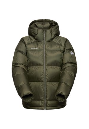 Groene geïsoleerde pufferjack met capuchon, frontale rits, elastische manchetten, Mammut-logo op de borst en arm tegen een witte achtergrond.