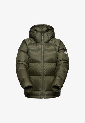 Groene geïsoleerde pufferjack met capuchon, frontale rits, elastische manchetten, Mammut-logo op de borst en arm tegen een witte achtergrond.