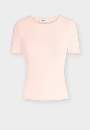 Haut en maille côtelée rose clair à manches courtes, avec un col rond et une silhouette ajustée, présenté sur un fond uni.