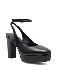 Czarny but na platformie wykonany z gładkiej skóry, z wydłużonym noskiem i paskiem na pięcie z złotą klamrą.