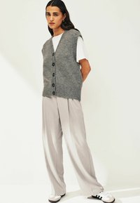Next BUTTON FRONT TANK - REGULAR FIT - Liemenė - grey
