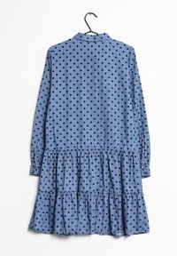 Blå klänning med långa ärmar och krag-utförande, prydd med svarta prickar och en flerlagers volang nertill. Mjuk tygkvalitet.