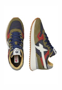 Sneakers sportivi con un design verde, blu navy e rosso. Realizzati in suede e tessuto, presentano un logo bianco, dettagli testurizzati e una suola in gomma.