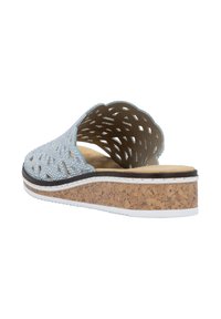 Kork-Plattform-Sandale mit einem hellblauen perforierten Obermaterial, offener Ferse und weißer Gummisohle. Leichtes Design mit strukturierten Akzenten.