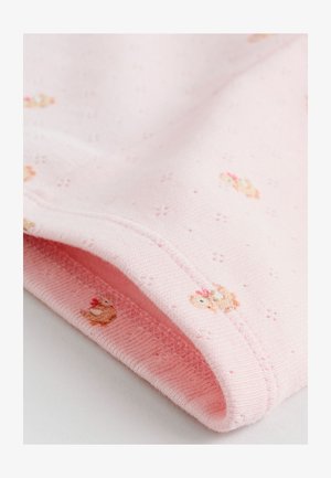 Material roz din bumbac cu modele mici brodate de găinuțe. Textură moale, cu margini nervurate și detalii delicate de cusătură.