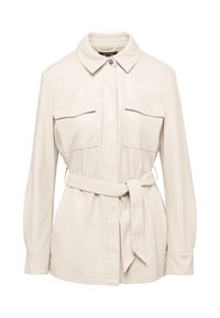 Beżowa kurtka z sztucznej skóry z kołnierzykiem, zapięciem na guziki, dwoma kieszeniami na piersi oraz paskiem w talii. Długie rękawy z mankietami. Gładka tekstura.