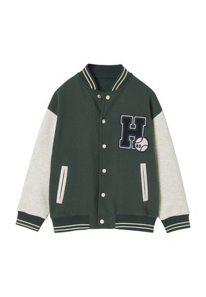 Grüne Collegejacke mit grauen Ärmeln, geripptem Kragen und Bündchen. Mit aufgesticktem Buchstaben "H" und einer Baseballgrafik. Druckknöpfe und Taschen.
