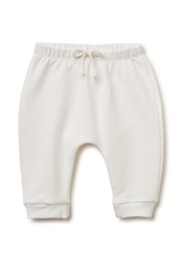 Pantalones de chándal blancos de algodón con cintura elástica y cordón. Puños acanalados en los tobillos. Textura suave y lisa. Sin patrones ni acentos.