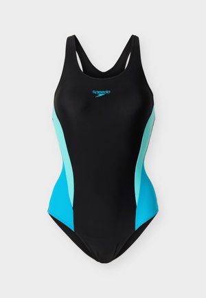 Czarny jednoczęściowy kostium kąpielowy z bocznymi panelami w kolorze błękitnym oraz logo "speedo" w jasnoniebieskim kolorze na środku klatki piersiowej.