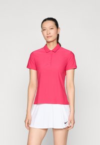 Rózsaszín pólóing gallérral, rövid ujjakkal és öt gombbal. Egy fekete Nike logós fehér teniszszoknyával viselve. Simaszövet.