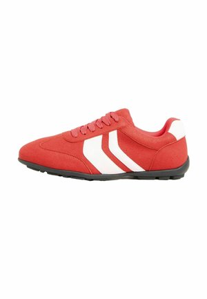 Rote Wildledersneaker mit weißen Chevron-Streifen, rosa Schnürsenkeln, schwarzer Sohle und weißem Fersenakzent, seitlich auf einem weißen Hintergrund dargestellt.