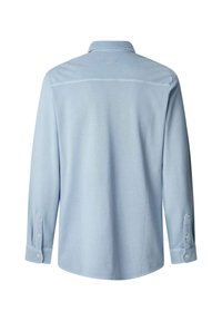 Camisa de botones de manga larga de color azul claro, hecha de una tela suave. Presenta un cuello tradicional, yugo trasero y puños con botones adornados con costuras.