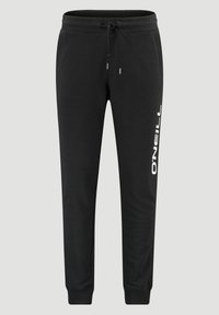 Sorte træningsbukser lavet af blødt stof, med justerbar talje, tapered ben og et hvidt logo trykt på siden.