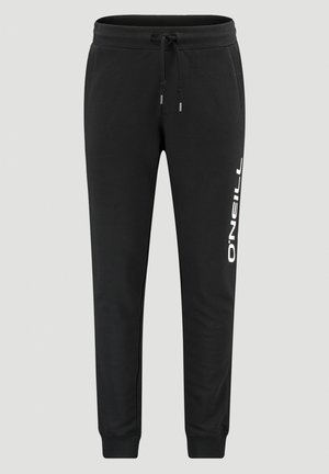 Sorte træningsbukser lavet af blødt stof, med justerbar talje, tapered ben og et hvidt logo trykt på siden.