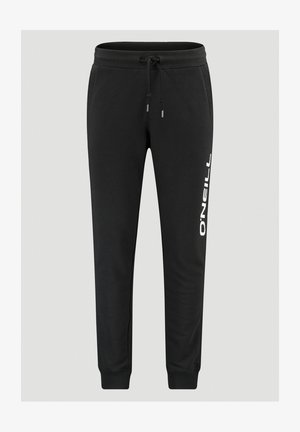 Schwarze Sweatpants aus weichem Stoff, mit einem verstellbaren Bund, schmal zulaufenden Beinen und einem weißen Logo, das an der Seite aufgedruckt ist.