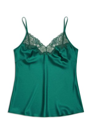 Camisole en satin vert émeraude avec fines bretelles et bordure en dentelle festonnée le long du décolleté en V sur fond blanc.