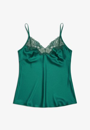 Camisole en satin vert émeraude avec fines bretelles et bordure en dentelle festonnée le long du décolleté en V sur fond blanc.