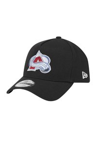 Schwarze Baseballkappe mit gebogenem Schirm und verstellbarem Riemen. Mit einem gestickten Logo in Blau, Weiß und Bordeaux. Hergestellt aus Stoffmaterial.