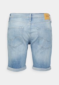 Ljust blå denimshorts med uppvikta fållar, två bakfickor och en läderlogotyp på midjan.