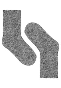 Graue Stricksocken mit einem strukturierten Muster, gerippten Bündchen und einem warmen Aussehen. Das Design umfasst einen nahtlosen Zehenbereich für zusätzlichen Komfort.