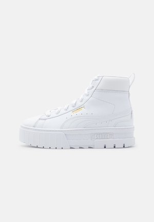 Weißer High-Top Puma Sneaker mit dicker Sohle, Schnürsenkeln und goldenem Puma-Logo an der Seite, von außen gezeigt.
