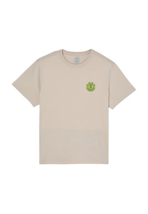 Beżowy t-shirt z krótkim rękawem, okrągłym dekoltem i małym zielonym logo po lewej stronie klatki piersiowej.