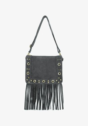 Sac à bandoulière en daim gris foncé avec des œillets dorés et de longs détails à franges suspendus au bord inférieur.