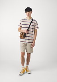Lee STRIPE TEE - Nyomott mintás póló - greige