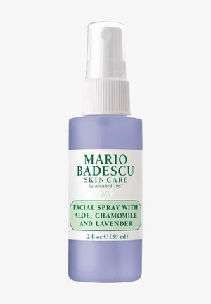Flacone spray per viso Mario Badescu con aloe, camomilla e lavanda in un contenitore spray viola da 59 ml.